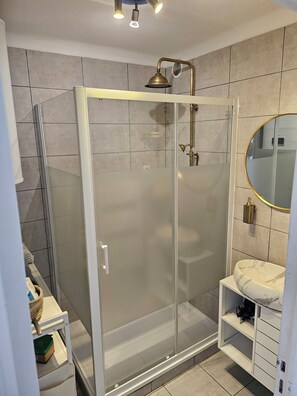 Shower, hair dryer, bidet, towels - Appartement Cosy et Calme (Marseille)