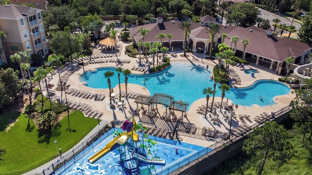 Un complexe hôtelier doté de plusieurs piscines, d’un parc aquatique et d’une pelouse bien entretenue.