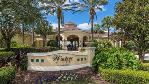 Le club-house de Windsor Hills est doté d’une fontaine centrale, et est entouré d’une végétation luxuriante et de palmiers.