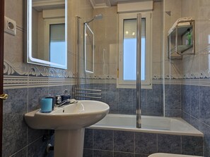 Baignoire, sèche-cheveux, serviettes fournies