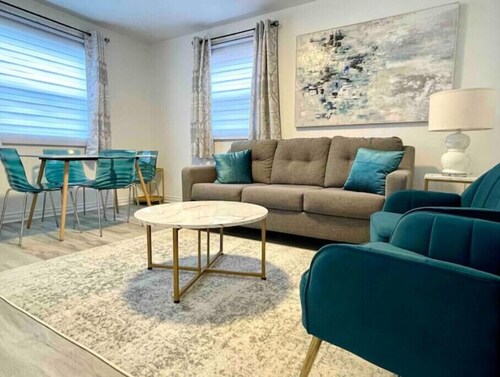 Center City with Recent Renos
(King & Double Beds)