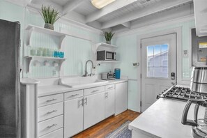 Microwave, oven, stovetop, high chair - Oak & Olive - Oak Island, NC (Oak Island)