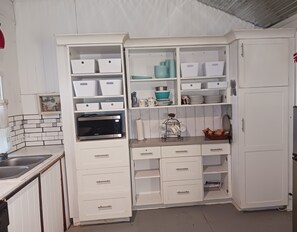Refrigerador, microondas, lavavajillas y cafetera y tetera 