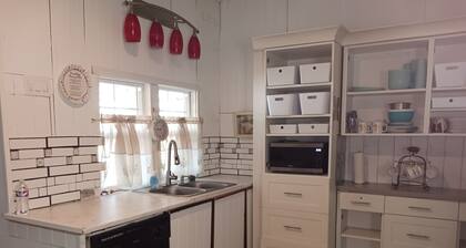 The Butterfly large Cabin with a king-size bed. kitchenette and jacuzzi bathtub