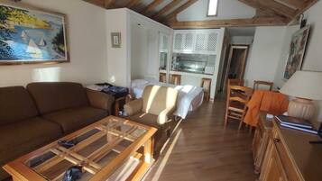 1 bedroom, iron/ironing board, travel cot, free WiFi