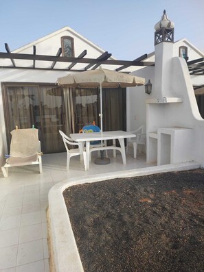 Outdoor dining - Fantastic Poolside Villa w. Sea view in Costa Teguise, Lanzarote, Canary Islands (Costa Teguise)