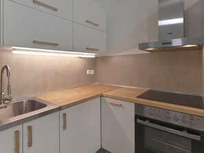 Kühlschrank, Ofen, Geschirrspüler, Wasserkocher mit Kaffee-/Teezubehör