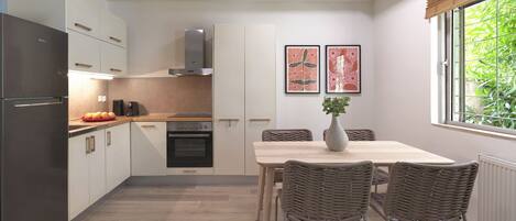 Fridge, oven, dishwasher, coffee/tea maker