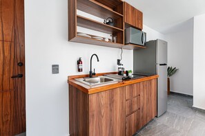 Suite, terraza | Cocina privada | Microondas, licuadora, utensilios de cocina y congelador