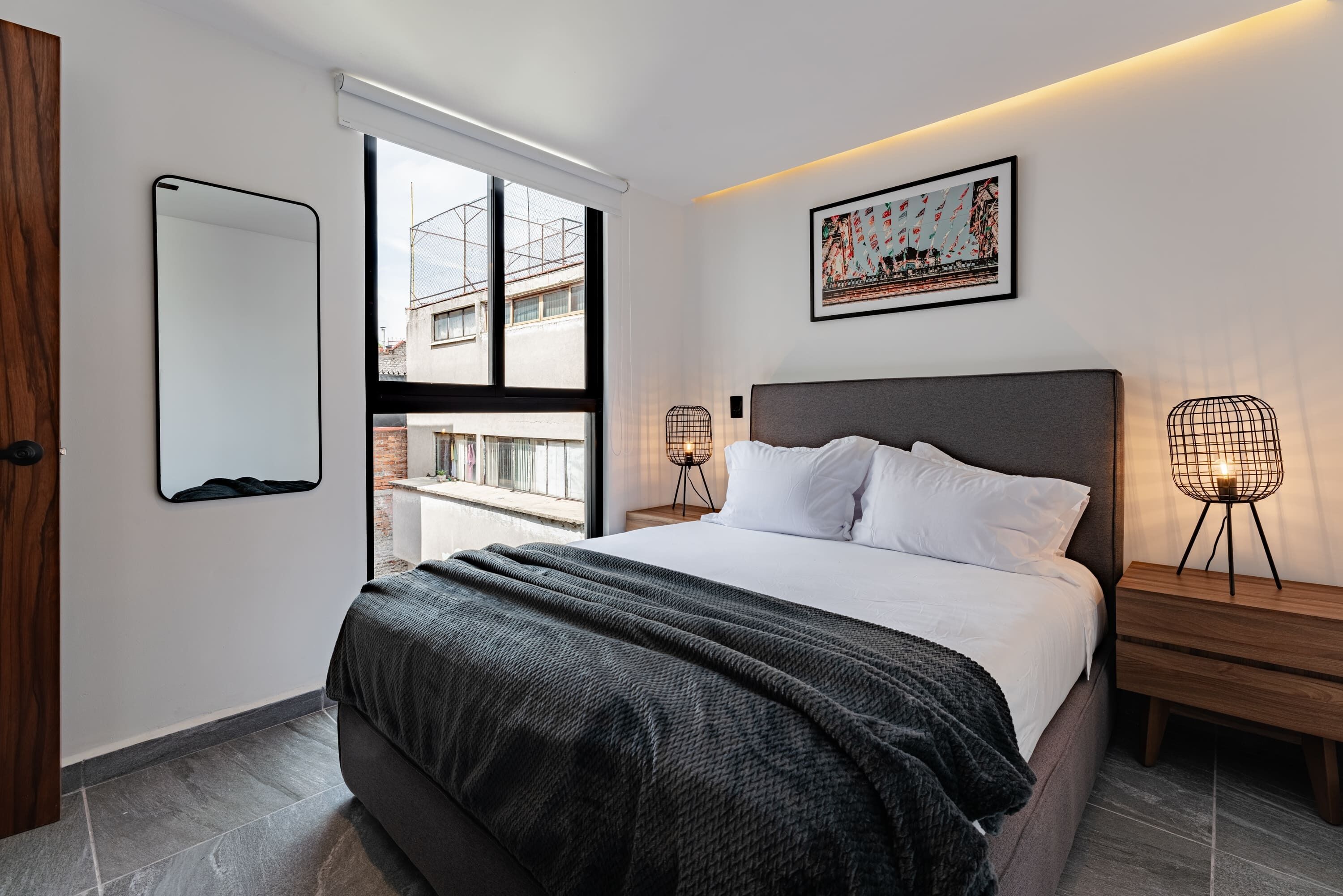Suite, terrasse | Individuelt innredet, blendingsgardiner og strykejern/-brett