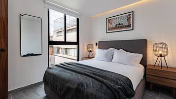 Suite, terrasse | Individuelt innredet, blendingsgardiner og strykejern/-brett