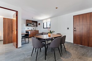 Suite junior, terraza | Comedor