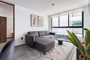 Suite familiar | Zona de estar | Una Smart TV