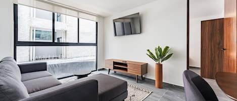 Suite familiar | Área de sala de estar | Smart TV