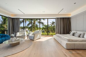 Living area - 7 BR Lavish Villa Ipanema on the Water (Miami)