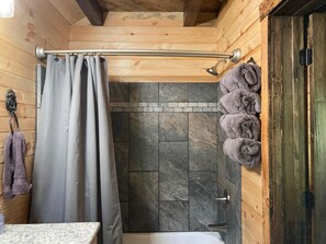 Combined shower/bathtub, hair dryer, towels