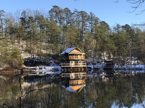 Boo Bear: New luxe lakeside cabin, hottub, caves, fast Wifi @ BearTrackLake