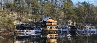 Boo Bear: New luxe lakeside cabin, hottub, caves, fast Wifi @ BearTrackLake