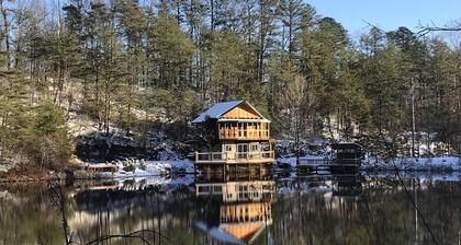 Boo Bear: New luxe lakeside cabin, hottub, caves, fast Wifi @ BearTrackLake