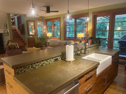 Creekside setting right near downtown and Bogert Park