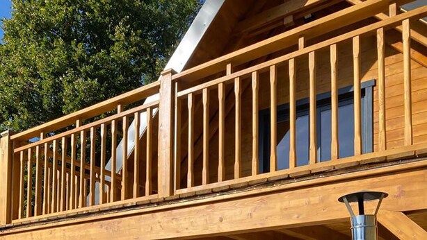 A wooden deck with a hot tub, outdoor seating, and a covered patio area. - Bogs des Bauges Chalet L'arcalod (Arith)