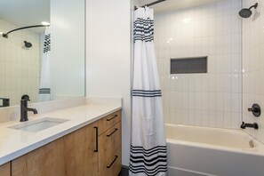 Een haardroger, handdoeken, zeep, shampoo