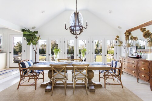 Classic Martha's Vinyard-Inspired Lovely 4 Bedroom House with Pool In Bellport 