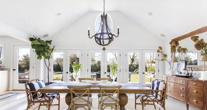 Classic Martha's Vinyard-Inspired Lovely 4 Bedroom House with Pool In Bellport