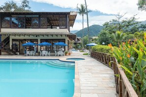5 outdoor pools, open 10:00 AM to 8:00 PM, pool umbrellas - Flat 50m Praia Maresias Lazer Compl (São Sebastião)
