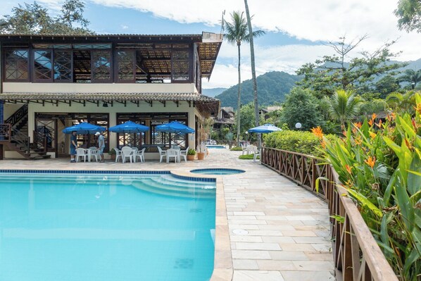 5 outdoor pools, open 10:00 AM to 8:00 PM, pool umbrellas - Flat 50m Praia Maresias Lazer Compl (São Sebastião)