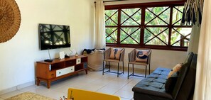 Appartement | Aire de séjour | Téléviseur connecté de 33 po avec télévision par satellite