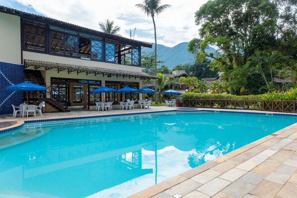 5 piscines extérieures, accès possible de 10 h à 20 h, parasols