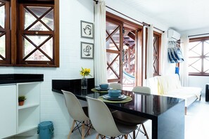 Apartment | Private kitchenette | Full-size fridge, microwave, oven, blender - Flat 50m Praia Maresias Lazer Compl (São Sebastião)