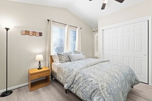 4 habitaciones, escritorio, tabla de planchar con plancha y wifi