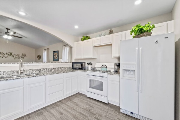 Refrigerador, microondas, horno y parrilla de estufa