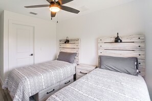 4 Schlafzimmer, Schreibtisch, Internetzugang, Bettwäsche