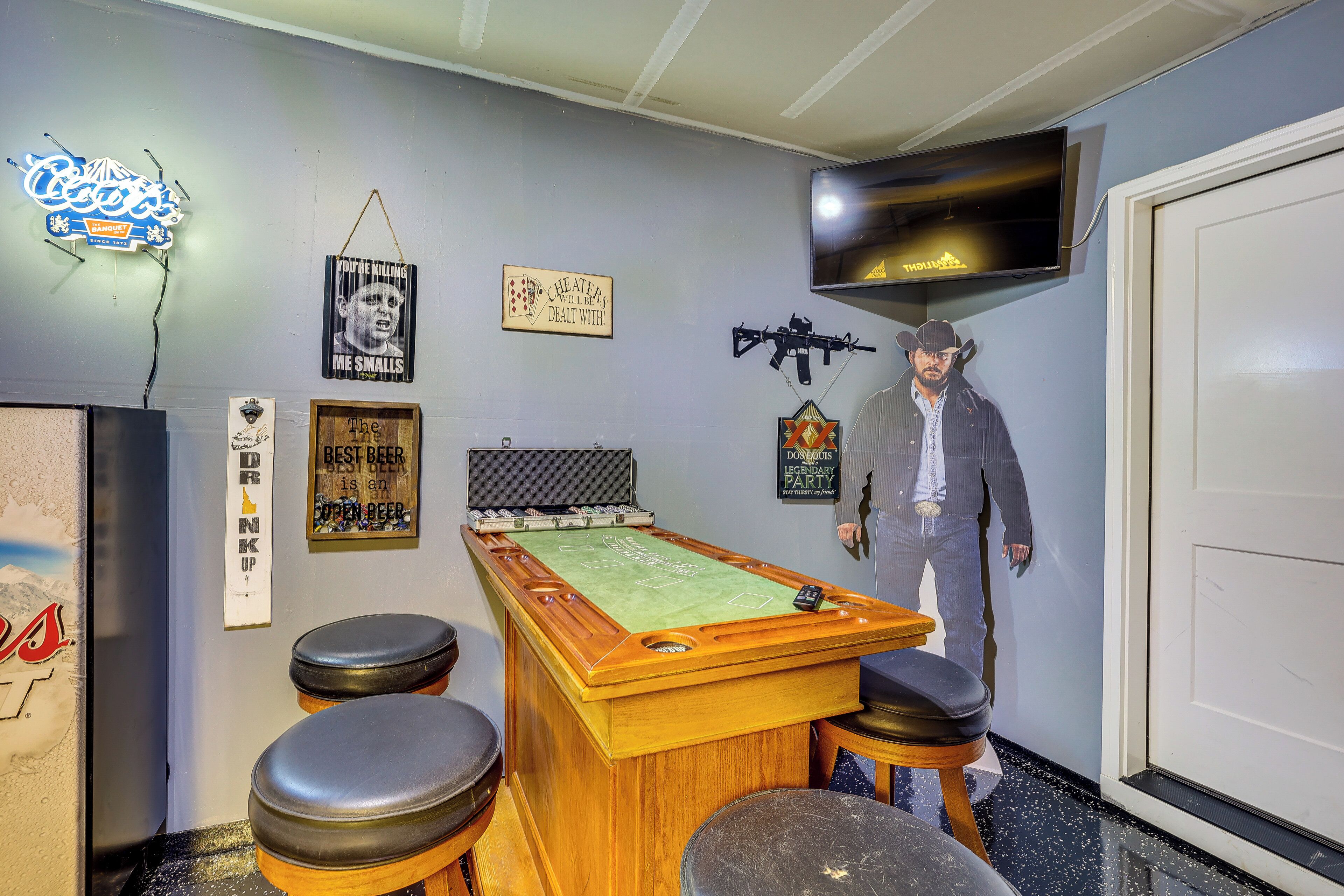 Meridian Retreat w/ Pool Table, Fire Pit & Grill