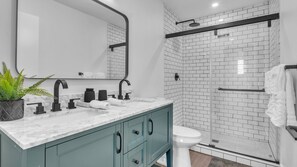 Hair dryer, towels, soap, shampoo - Traveler's Dream Heated Pool Home 24/7 Gym Hot Tub (Hollywood)