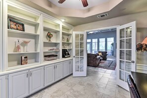 Interior - Come see why Granbury is Texas' best kept secret! Unwind at La Paloma - Enjoy! (Granbury)