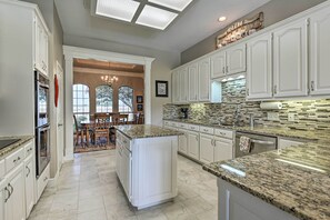 Fridge, microwave, oven, stovetop - Come see why Granbury is Texas' best kept secret! Unwind at La Paloma - Enjoy! (Granbury)