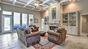 A spacious living room with leather sofas, a coffee table, and a fireplace. - Come see why Granbury is Texas' best kept secret! Unwind at La Paloma - Enjoy!  (Granbury)