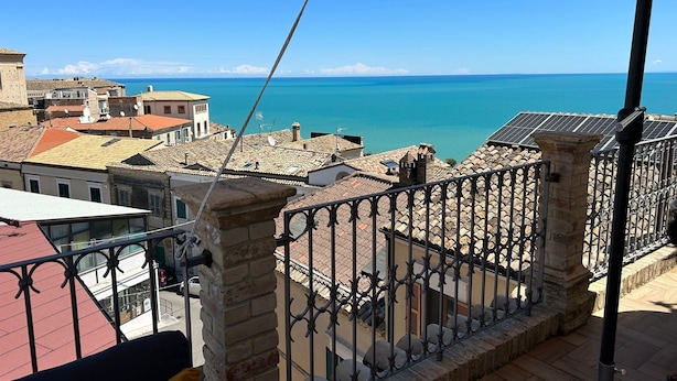 A balcony with a view of the sea and buildings. - B&B La Fabbrica di San Pietro (Vasto)