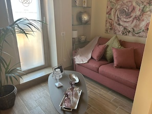 Deluxe Room, 1 Double Bed, City View, Mezzanine | Living area