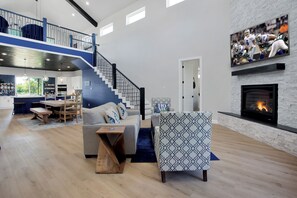 Smart TV, chimenea, videojuegos y libros
