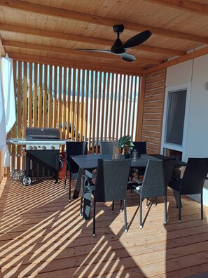 Outdoor dining - Mobile Home Drage in beautiful seaside Camp Oaza, 130 m from the beach (Drage)