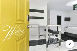 1 bedroom, iron/ironing board, WiFi, bed sheets - Stylish Studio Center of North Park  (San Diego)
