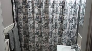 Asciugacapelli, asciugamani, sapone, carta igienica