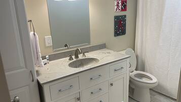 Toalhas de banho, sabonete, papel higiênico