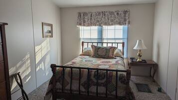 4 bedrooms, in-room safe, desk, iron/ironing board
