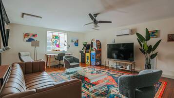 TV, fireplace